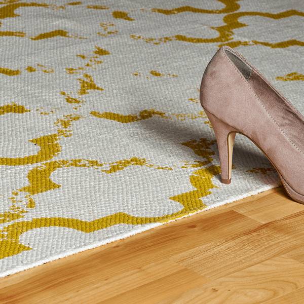 Rosa Pump auf flachem Designteppich in creme und gelb von heineking24